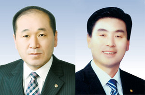 왼쪽부터 제8대 홍성군의회 후반기 의장으로 선출된 윤용관 의원,&nbsp;제8대 홍성군의회 후반기 부의장으로 선출된 장재석 의원.