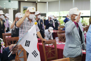 6·25참전 유공자들이 결의문 낭독을 하고 있다.