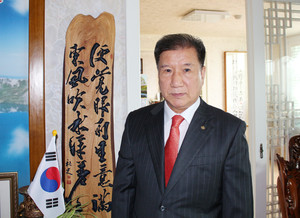 홍주향토문화연구회 이의석 제10대 회장은 나라를 상징하는 것을 소중히 할 것을 강조하며 가정에 보관중인 태극기와 함께 사진 촬영을 했다.&nbsp;