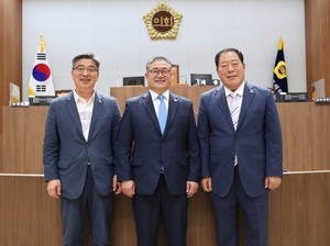 왼쪽부터 전익현 1부의장, 김명선 의장, 조길연 2부의장.