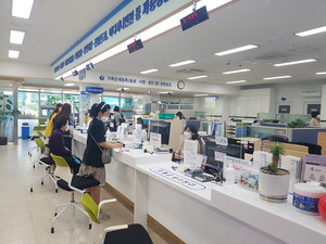새롭게 단장한 홍성읍행정복지센터 민원실 모습이다.