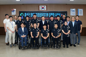 임명장 수여 후 기념촬영을 하는 장애인직장운동경기부와 김석환 군수.