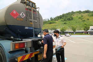 대전-당진고속도로 휴게소 상하행선 일대에서 실시된 위험물 운송·운반차량 가두검사.