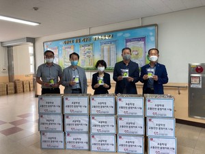 금오초등학교 교통안전키트 전달현장(사진 왼쪽부터 최광신 금오초 행정실장, 충청남도예산교육지원청 안성호 교육장, 조원화 금오초 교장, 정낙규 예산군자원봉사센터장, 방규일 예산교육지원청 행정과장).