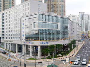 공공시설과 수익시설이 복합된 새로운 도시재생모델로 건립된 행정복합타운인 천안동남구청사 전경. &nbsp;