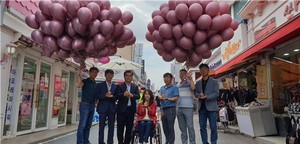 홍성군의원들이 홍성 명동상가에서 ‘덕분에 챌린지’를 하고 있다.