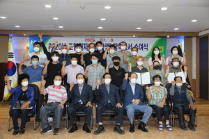 조합원들과 조합원 자녀들이 참석한 홍성축협 장학금 수여식.