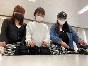 청운대학교 패션디자인전공 학생들이 봉사활동을 통해 증정할 마스크를 제작하고 있다.