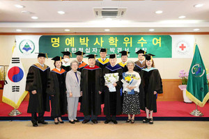 연암도서관 5층 국제회의장에서 명예정치학박사학위를 받은 대한적십자사 박경서 회장.
