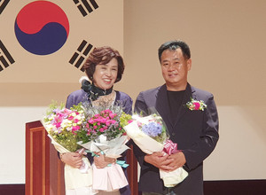 주남수 이임회장&lt;오른쪽&gt;과 이은련 취임회장&lt;왼쪽&gt;.