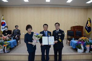 홍성경찰서 김기종 서장이 보안자문협의회 이흥준 제16대 회장에게 위촉장을 수여하고서 함께 사진을 촬영 중이다.