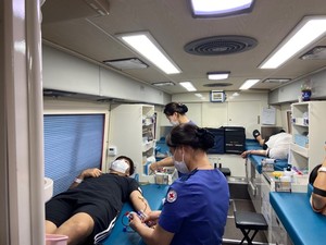 헌혈버스에서 헌혈에 참여하는 홍성청년회의소 회원들과 홍성군민들.