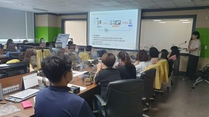 스마트 안전지킴이 가상 동행서비스 담당자 교육이 진행 중이다.