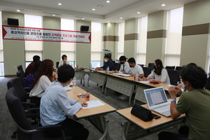 홍성군과 청운대학교의 지역문화컨설팅 지원사업 관계자들과 지역참여자들이 워크숍을 진행 중이다.