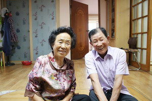힘들었던 일들도 이제는 웃으면서 이야기해주는 김종분(82) 여사와 남편 임승직(83) 씨.