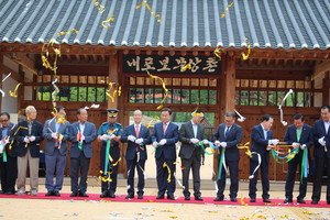 황선봉 예산군수, 양승조 충남도지사, 김명선 충남도의회 의장 등의 내빈들이 내포보부상촌 개장 기념 테이프 커팅식을 진행 중이다.