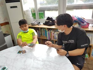 청운대학교 학생이 홍주천년지역아동센터 아동과 멘토로서 함께 놀며 교감하고 있다.