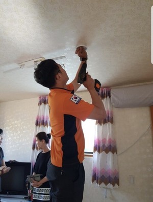 단독경보형감지기를 설치하고 있다.
