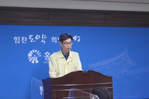 군청 행정홍보지원실에서 최환엽 안전총괄과장이 군정 정례 브리핑을 하고 있다.
