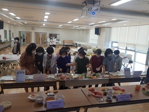 프로그램 참여자들이 개인별 맞춤 상차림 실습을 진행하고 있다.&nbsp;