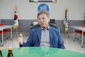 사회복지란 어떤 것인가라는 질문에 대해 주변의 이웃을 돌아봐야 하는 것이라는 본인의 생각을 피력하고 있는 이은규 회장. &nbsp;