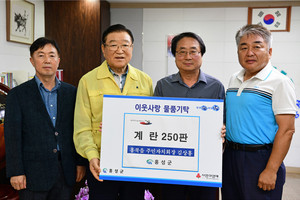 사진 왼쪽부터 이선용 읍장, 김석환 군수, 김상홍 회장, 최승천 홍북읍 체육회장.