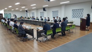 홍성군지역사회보장협의체가 “군민 모두가 향유하는 맞춤형 복지서비스 구현”을 주제로 한 읍·면 대표자 회의를 진행중이다.