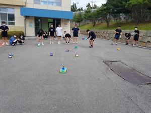 삽교중학교에서 운영중인 상상이룸 공작소에서 진행한 태양광 자동차 만들기 활동.