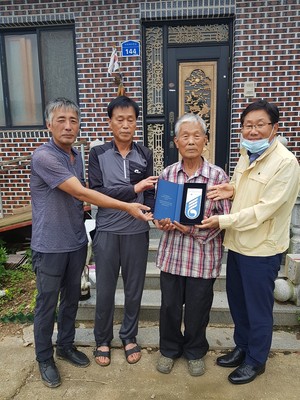 고영대 서부면장이 국가유공자들에게 감사명패를 전달하고 있다.