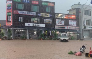 예산시장 부근이 침수된 현장.
