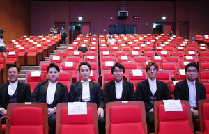 (왼쪽부터) 테너 이윤석, 테너 이승용, 바리톤 김현범, 테너 박신유, 바리톤 유승화, 피아노 이태정.