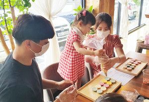 자녀와 함께 마카롱 제작에 참여하는 ‘욜로파티’ 참가자들.