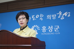 언론을 통해 군민과의 소통을 강화하겠다고 전하는 강애란 민원지적과장.