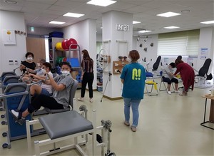 성인발달장애인들을 대상으로 실시하는 주간재활프로그램 운영 모습.