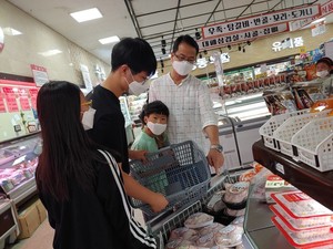 '삼시봉'캠페인을 통해 제공될 삼계탕 식사의 식재료를 구매하고있는 가족봉사단.