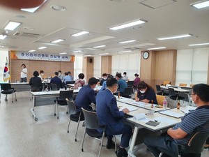 주민자치회가 총회 준비를 위해 컨설팅 교육을 받고 있다.