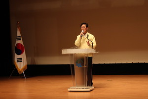 “충남의 행복을 위해”라고 말하며 공청회의 개회를 알리는 양승조 충남도 지사.