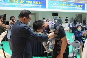 이태권 선수가 김석환 군수로부터 꽃목걸이를 전달받고 있다.&nbsp;