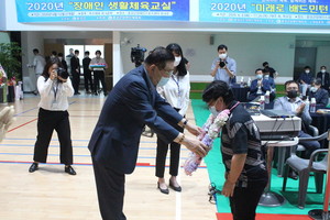 백수현 선수가 김석환 군수로부터 꽃목걸이를 전달받고 있다.
