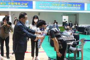 홍원주 선수가 김석환 군수로부터 꽃목걸이를 전달받고 있다.&nbsp;