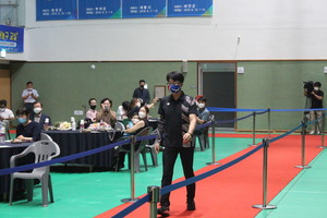 볼링 홍원주 선수가 입장하고 있다.&nbsp;