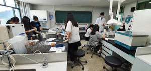 공주대학교 예산캠퍼스에서 실험에 참여하는 학생들.
