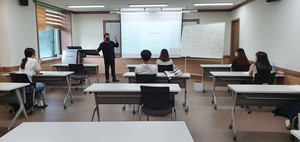 대학 강의실에서 강의를 듣는 고등학생들.