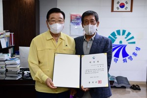 은하면 신임 면예면장에 위촉된 덕산실업(주) 이범진 대표이사와 김석환 군수.