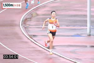 제49회 추계 전국 중·고등학생 육상경기대회에서 1500m 1위를 한 홍성여중 이서현 선수.&nbsp;