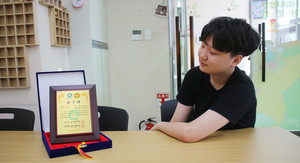 지난 8일 취득한 PIA 자격증을 보여주며 본인의 꿈에 대한 많은 이야기를 들려주는 김예한 학생.