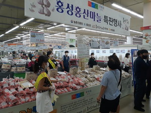 지난 6일 진행된 홍성 홍산마늘 양재동농협하나로클럽 판촉행사.