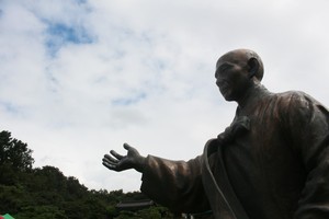 만해 한용운 선사 생가지에 있는 한용운 선사의 동상.