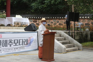 한용운 선사의 정신을 본받아 통일된 강인한 정신으로 나라를 잘 이끌어 나가자고 말하는 옹산 큰스님.