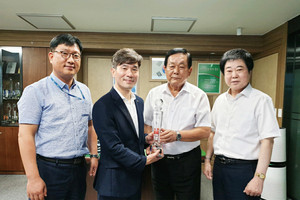 지난달 31일 상호금융대출금 3000억 원 달성탑을 전달받고 있는 정해명 조합장(왼쪽에서 세번째).